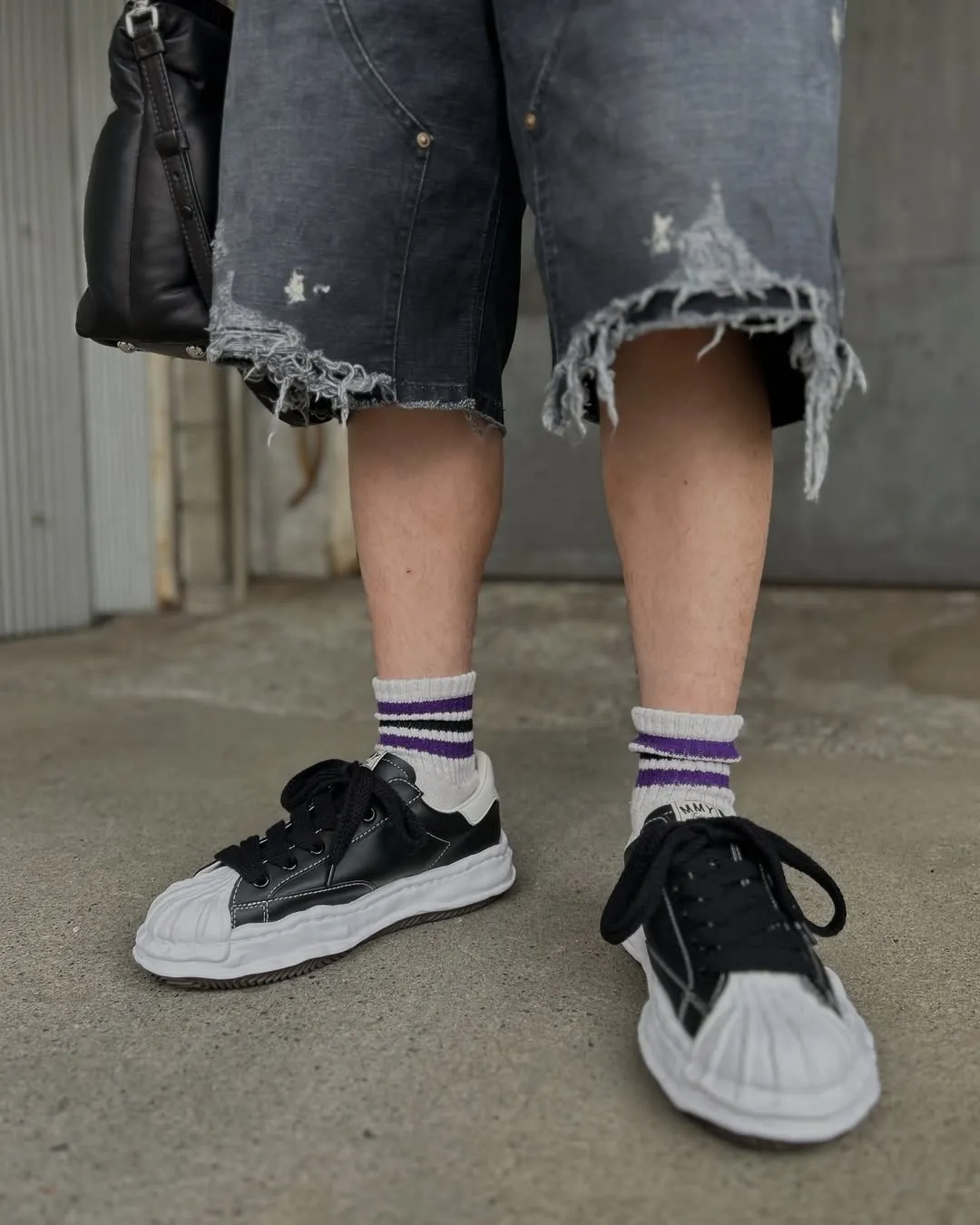 SAINT Mxxxxxx DOUBLE KNEE SHORTS/BLK Knee patches splashed with ink and water-splashed denim shorts. Washed black S-XL. Custom-woven and dyed denim fabric with clear texture. Heavy-wash water-fading treatment to create local mottled fading/hole effects. Artificial distressing to simulate natural traces of wear. VINTAGE. Original consistent damage treatment. Hand-splashed ink and paint. Original consistent wash water mark/pocket mark. Double knee patch. Rivet reinforcement. Improve functionality while enhancing design